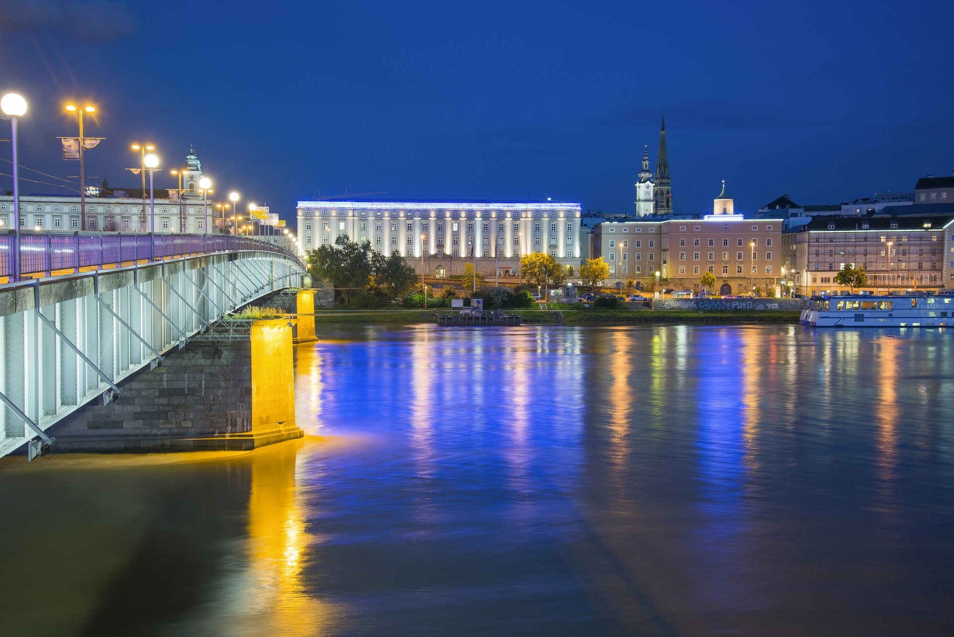 Nibelungenbrücke und Donau in Linz bei Nacht